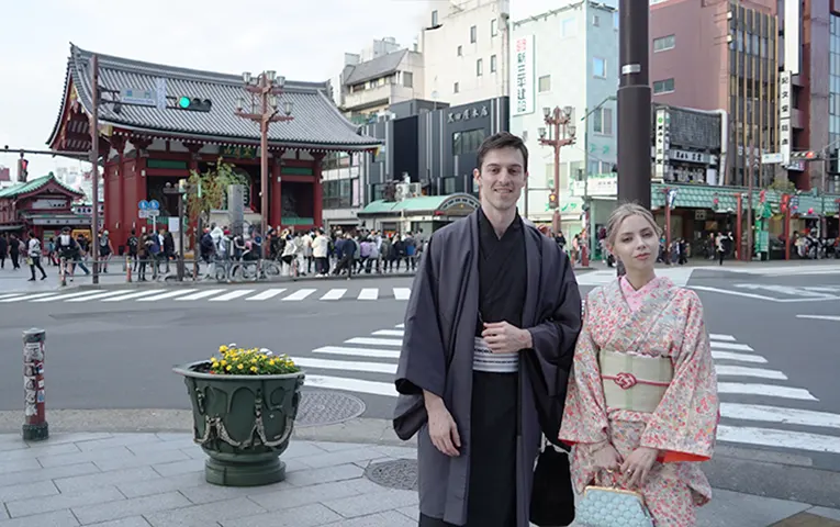 wearing kimono and stroll around Asakusa area