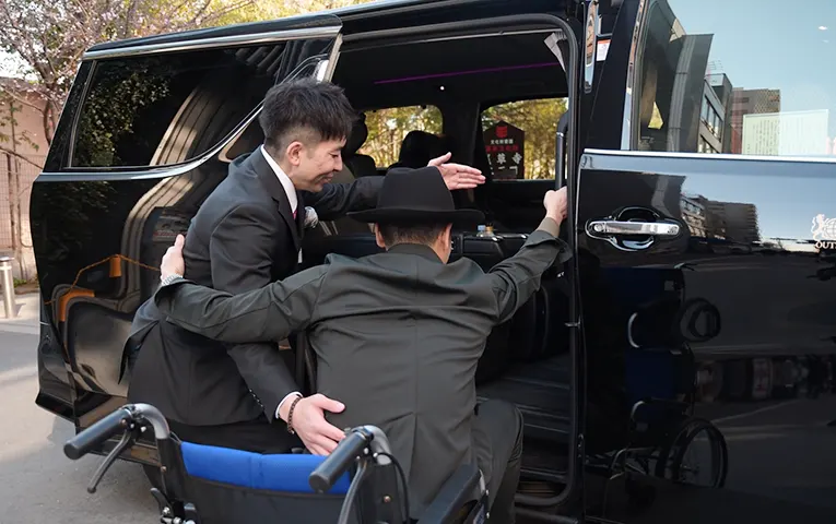 The guide provides wheelchair assistance